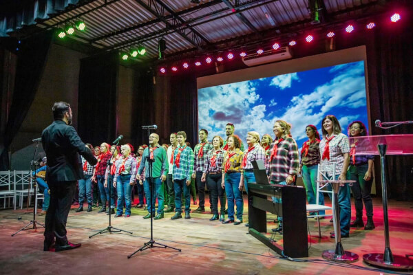 Coral da Apevo participa da inauguração de teatro em Capela do Alto (SP)