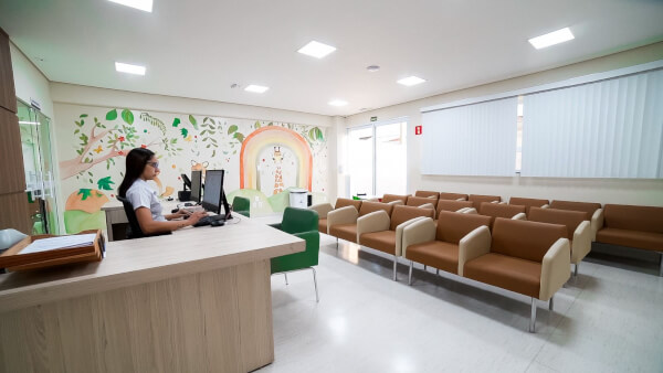 Hospital da AmheMed oferece ala pediátrica infantil equipada